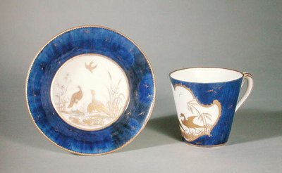 Tasse und Untertasse dekoriert mit Vögeln auf blauem Hintergrund, Vincennes Werkstatt von French School